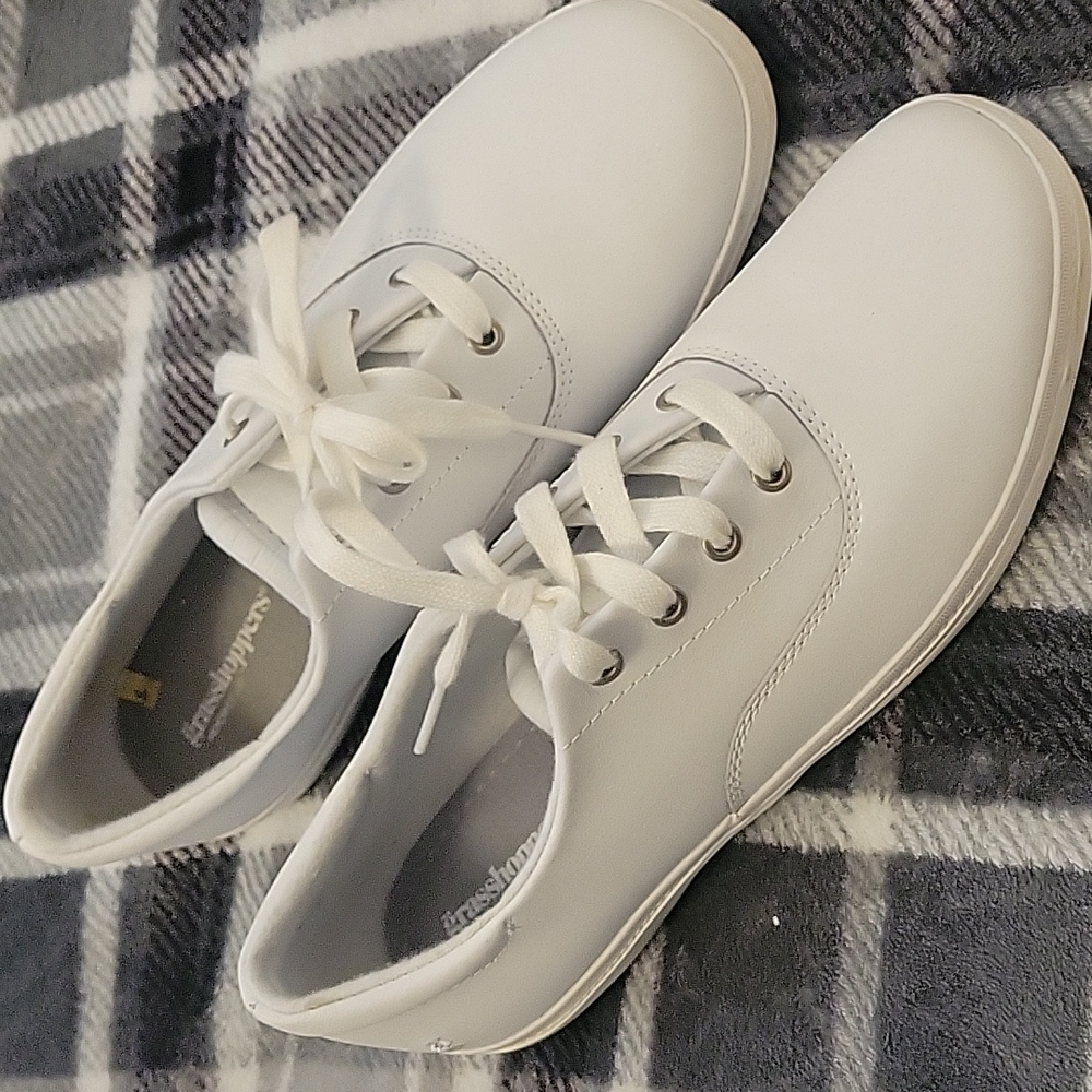 Tennis shoes